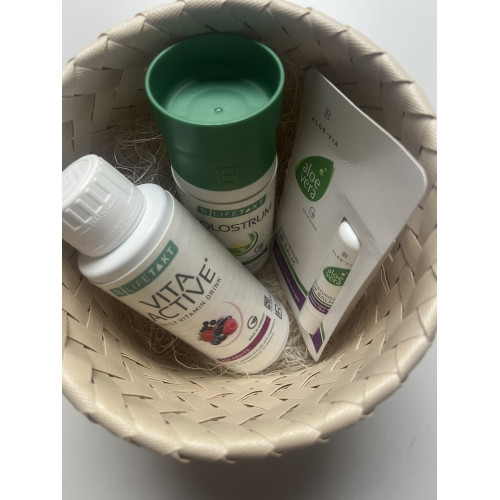 Празнична кутия ЗДРАВЕ- Течна коластра, Витамии Вита Актив, Лип за устни с Алое вера