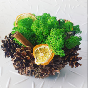 Коледна кошница от шишарки с еленски мъх