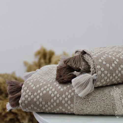 Сет от две кърпи  от мека хавлиена материя с пискюли LOLY