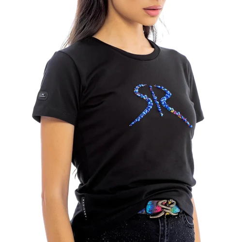 ЧЕРНА ДАМСКА ТЕНИСКА С БРОДИРАНО ЛОГО И СИНИ ПЕРЛИ ЧЕРНА ДАМСКА ТЕНИСКА С БРОДИРАНО ЛОГО И СИНИ ПЕРЛИ