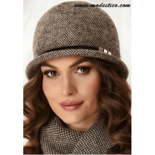 Зимна дамска шапка с периферия Зимна дамска шапка с периферия