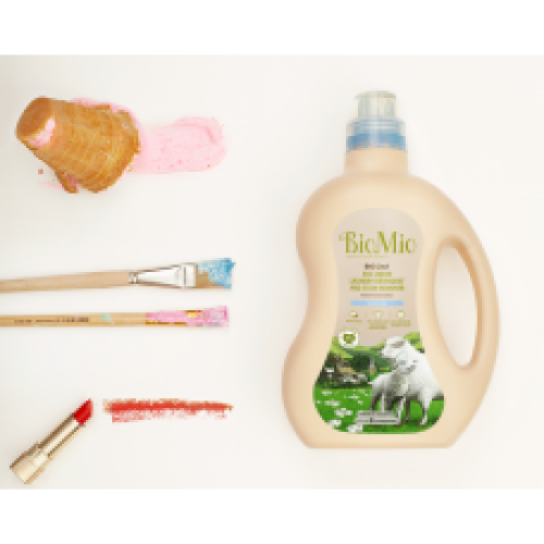 Хипоалергенен течен перилен препарат 2 в 1 за пране и отстраняване на петна Bio Mio с памучен екстракт 1.5л. Хипоалергенен течен перилен препарат 2 в 1 за пране и отстраняване на петна Bio Mio с памучен екстракт 1.5л.